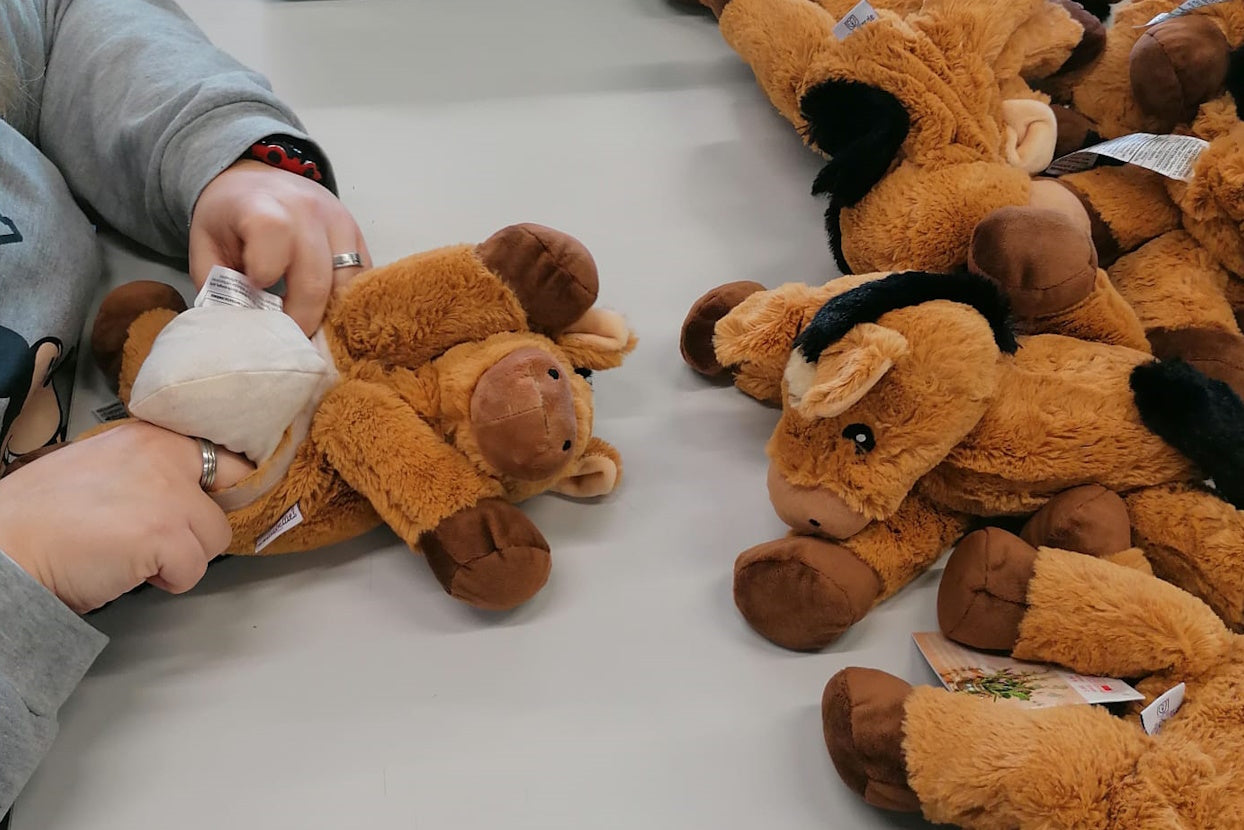 welliebellies® Pferde werden per Hand gefüllt