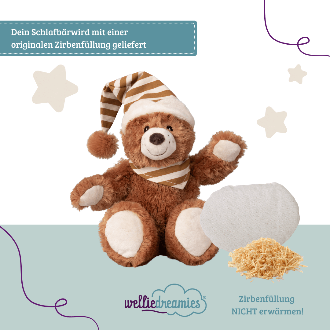 welliedreamies® Schlafbär mit Schlafmütze, vor ihm das Duftkissen und Zirbespäne, die zur Beruhigung dienen