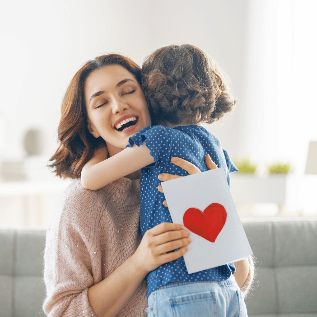 Mutter bekommt Geschenk von Kind. Wellness Me Time fuer zuhause