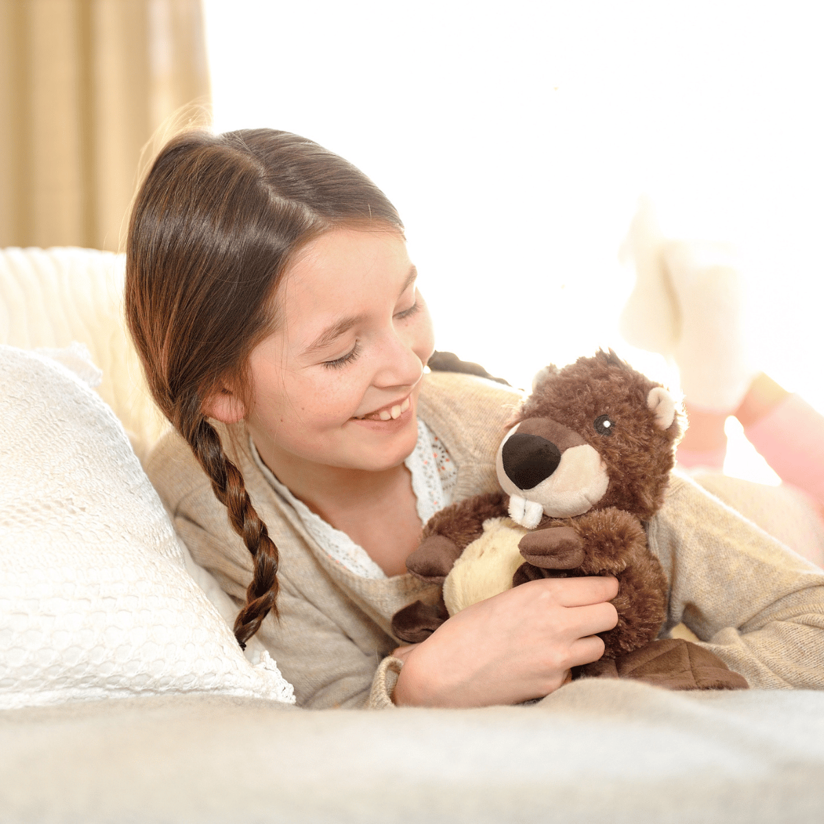 Teenie bekommt waermeksucheltier Motiv Biber geschenkt und chillt im Bett