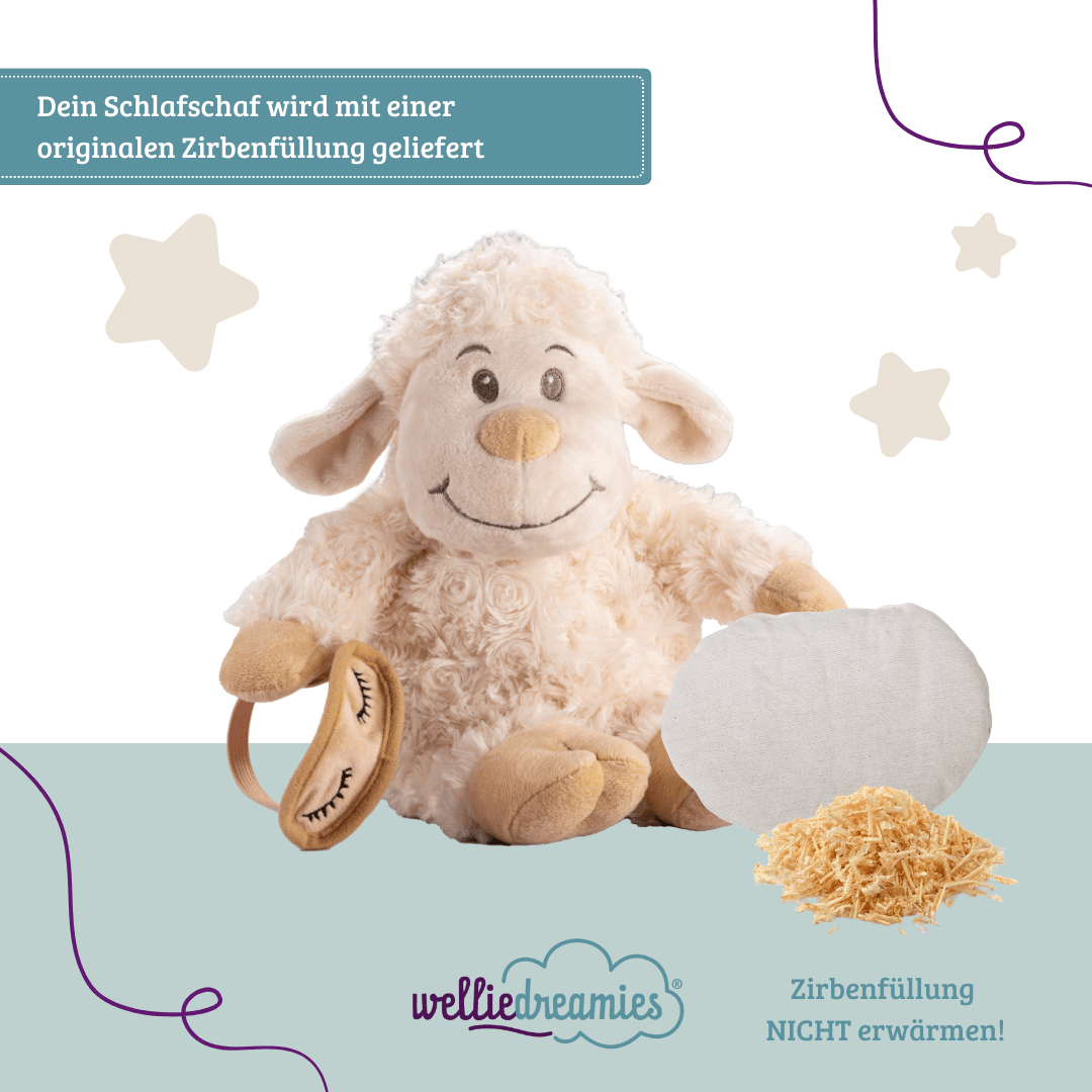 welliedreamies® Schlafschaf mit Schlafmütze, vor ihm das Duftkissen und Zirbespäne, die zur Beruhigung dienen