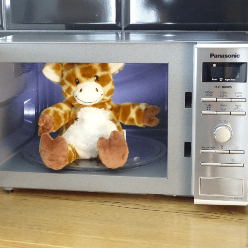 welliebellies® groß – entnommene Wärmefüllung in sauberer Mikrowelle, max. 60 s/750 W; Plüschbezug außerhalb.