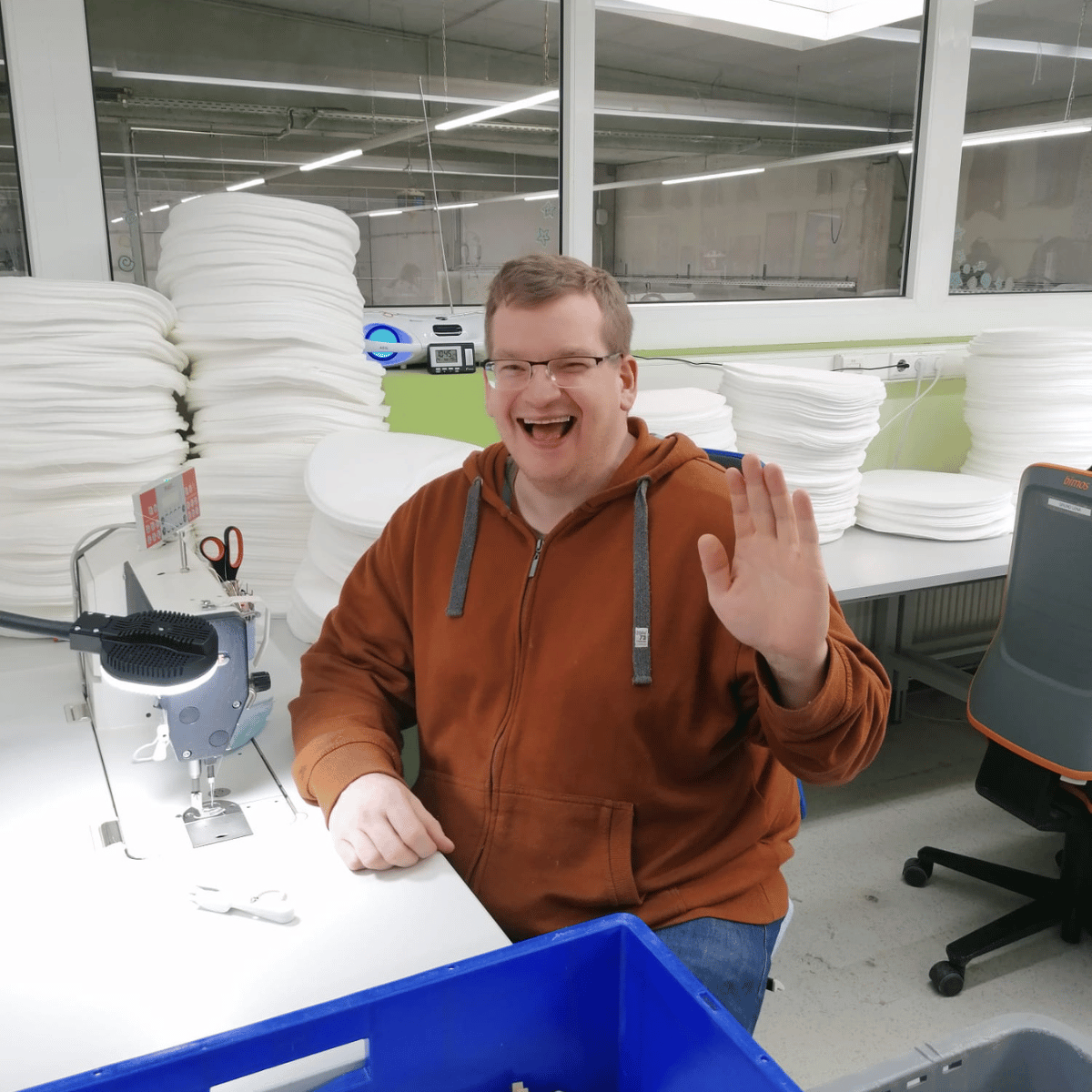 Handarbeit bei Marvida – Zuschneiden und Befüllen